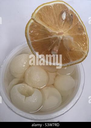 Fruits de longan et citron en emballage prêt à être vendu sur le marché Banque D'Images