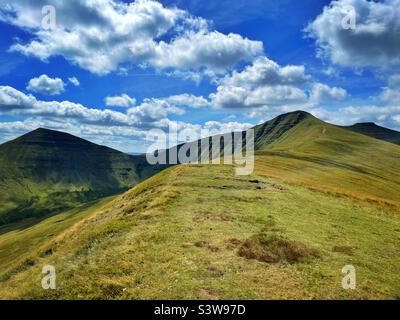 Trois pics des balises centrales de Brecon, de gauche à droite, Cribyn, Pen y Fan et Corn du, août. Banque D'Images