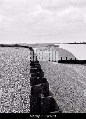 Tôles d'acier pour la protection de la mer à Bawdsey Beach, Suffolk, East Anglia, Angleterre, Royaume-Uni. Banque D'Images