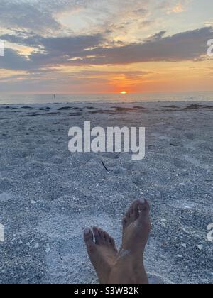 Détente au coucher du soleil sur Clearwater Beach, Floride Banque D'Images