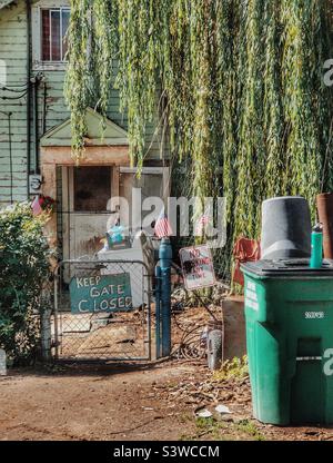 Maison avec cour à litière et panneau peint à la main sur la porte Banque D'Images