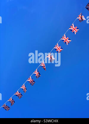 Union Jack bunting, flipping dans un bleu du ciel d'été britannique. Photo ©️ COLIN HOSKINS. Banque D'Images