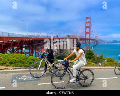 Les cyclistes en location de vélos font le tour du Golden Gate Bridge à San Francisco, en Californie. Banque D'Images