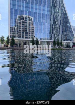 Reflet de l'immeuble et de l'eau à Canary Wharf London docklands Banque D'Images