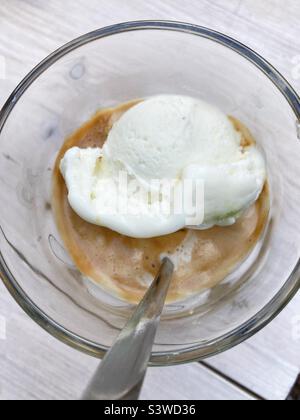 Affogato avec de la glace à la vanille dans un verre Banque D'Images