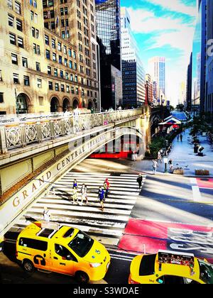 Le viaduc de Park Avenue traverse la rue E. 42nd à Pershing Square, dans la gare centrale de Midtown Manhattan, 2022, New York City, États-Unis Banque D'Images