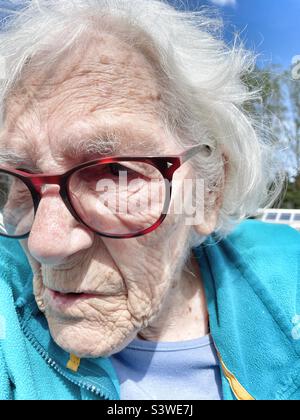 femme de 92 ans vivant dans une maison de soins Banque D'Images