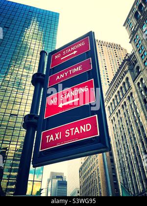 Station de taxis et pas de panneau de stationnement à Midtown Manhattan, 2022, New York City, États-Unis Banque D'Images