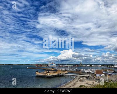 Vue depuis la forteresse de Varberg sur le port avec le Kallbadhuset en premier plan, Suède Banque D'Images