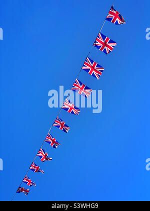 Drapeau d'Union Jack volant dans le ciel bleu ensoleillé d'un été britannique. C'est le Jubilé de platine de la Reine-un événement unique et historique est célébré. Le meilleur de la Grande-Bretagne ? Photo ©️ COLIN HOSKINS. Banque D'Images