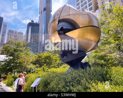 La sculpture de sphère a été sauvée des ruines de l'attentat contre le World Trade Center en 2001, New York, 2022, USA Banque D'Images