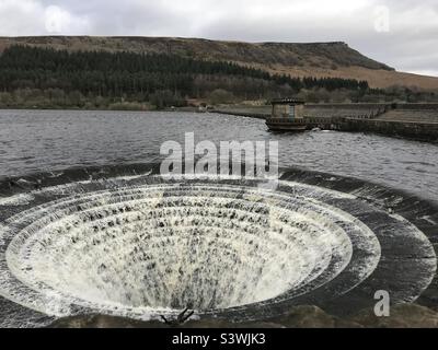 « Trou d'obturation » débordant dans le réservoir Ladybower, le parc national Peak District, Derbyshire, Royaume-Uni Banque D'Images