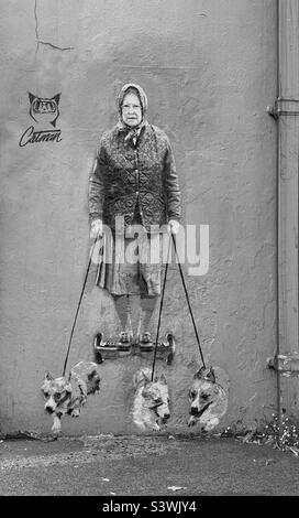 La reine Elizabeth II sur un planque dehors marchant avec ses chiens Corgi. Les graffitis des beaux-arts par le « Catman » The Banksy of Kent. Cette œuvre apparaît dans Whitstable, Kent, Angleterre. Photo ©️ COLIN HOSKINS. Banque D'Images