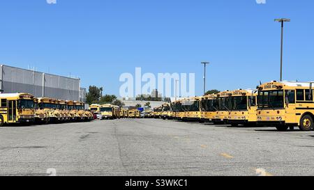 LOS ANGELES, CA, MAI 2022 : bus jaunes du district scolaire de Los Angeles garés au dépôt dans la région du lac Balboa, au milieu de la journée, ciel bleu clair Banque D'Images