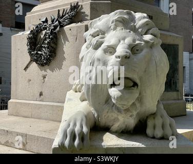 Un lion de pierre, qui fait partie d'un mémorial de guerre à Ravenne, portant une expression particulièrement organisée. Banque D'Images