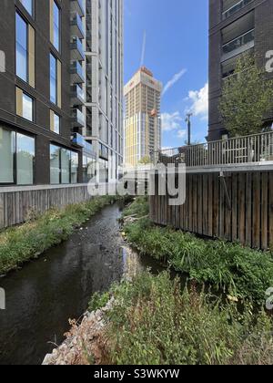 Confluence place au large de Lewisham High Street Londres, août 2022 avec les bâtiments de la porte d'entrée de Lewisham en construction. Le point où la rivière Ravensbourne rencontre la rivière Quaggy sur le chemin de Deptford Banque D'Images