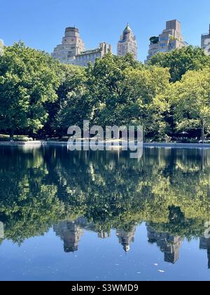 Eau dans Central Park reflétant des gratte-ciels et des arbres verts, New York City, États-Unis Banque D'Images