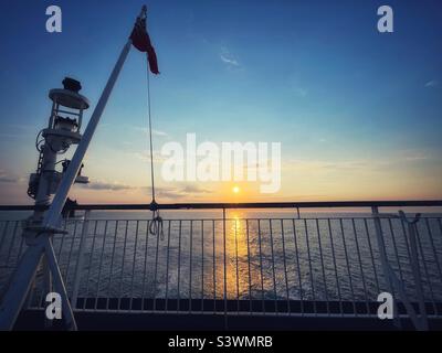 Coucher de soleil sur la mer d'Irlande depuis l'arrière d'un ferry. Banque D'Images