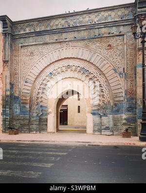 Bab Agnaou, l'une des portes les plus connues de Marrakech, au Maroc. Terminé au 12th siècle Banque D'Images