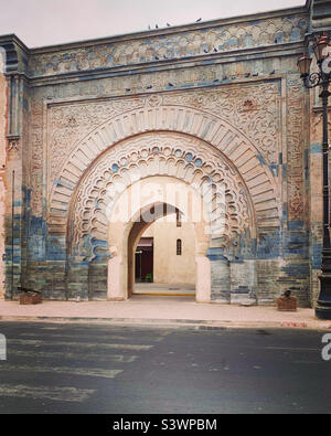 Bab Agnaou, l'une des portes les plus connues de Marrakech, Maroc. Achevé au XIIe siècle Banque D'Images