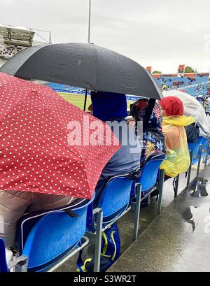 Des spectateurs enthousiastes au terrain de cricket Emerald Headingley du club de cricket du comté du Yorkshire, sur 27 juin 2022, pour la dernière journée du match d'essai entre l'Angleterre et la Nouvelle-Zélande. L'entrée était gratuite. Banque D'Images