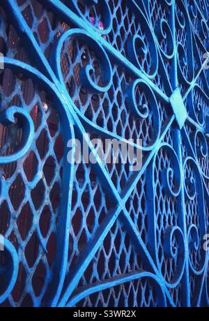 Porte de sécurité bleue sur la 24ème rue dans la Mission de San Francisco. Banque D'Images