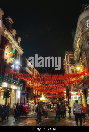 Ville de Chine à Londres, en regardant dans la rue Wardour à Soho. Veilleuses et lanternes décoratives. Banque D'Images