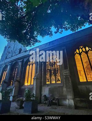 L'église du Saint-Sépulcre sur le viaduc Holborn, Londres, EC1 est un bâtiment classé de Grade I. Les vitraux sont du XXe siècle. L'église a une longue et intéressante histoire. Banque D'Images