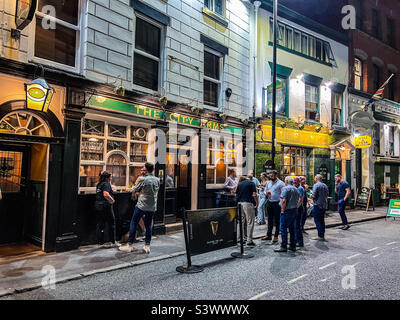 Le pub traditionnel City Arms sur Kennedy Street dans le centre de Manchester City le samedi soir Banque D'Images