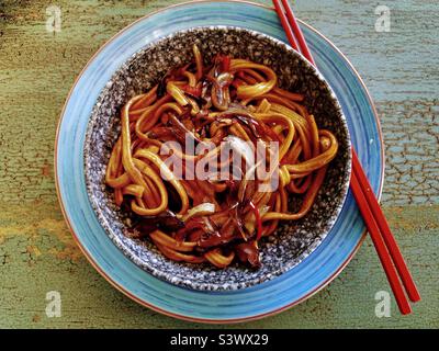 Udon aux champignons. Cuisine typique du Japon. Banque D'Images