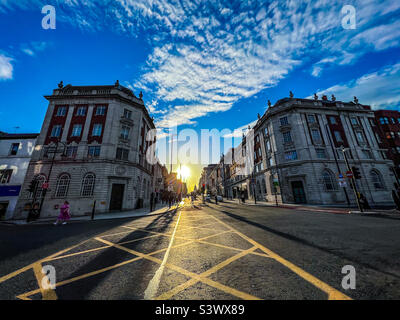 Vue sur le Headrow dans le centre-ville de Leeds au coucher du soleil Banque D'Images