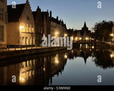 Réflexions de Bruges dans le canal au crépuscule, août. Banque D'Images