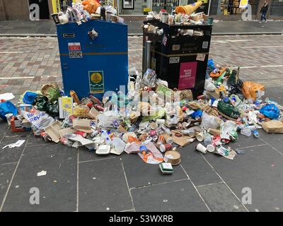 Glasgow, Écosse, Royaume-Uni 30th août 2022. Le bac à déchets déborde de déchets à l'extérieur de la gare centrale de Glasgow pendant la grève du bac en cours Banque D'Images