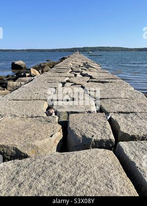 Le brise-lames en granit à Rockland, Maine Banque D'Images
