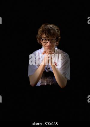Portrait d'un jeune homme aux cheveux bouclés. Banque D'Images