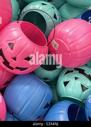 La saison d'Halloween est ici, début septembre, au moins dans l'industrie de la vente au détail. Un Walmart Supercenter dispose de plusieurs allées dédiées aux prochaines fêtes. Banque D'Images