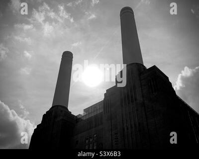 Photo en noir et blanc de la station électrique Battersea avec faisceau de soleil. Banque D'Images