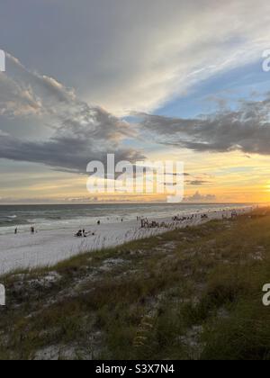 Vue supérieure sur la plage de sable blanc de Floride coucher de soleil Banque D'Images