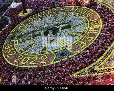 Horloge florale en l'honneur du jubilé de platine de la reine Elizabeth dans West Princes Street Gardens, Édimbourg, Écosse. Banque D'Images