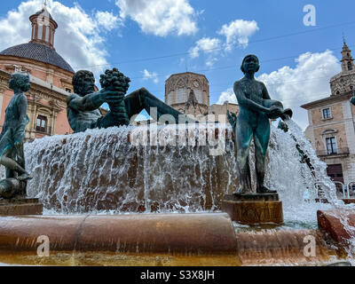 Fontaine de Turia sur la Plaza de la Virgen dans le centre de la vieille ville de Valence en Espagne Banque D'Images