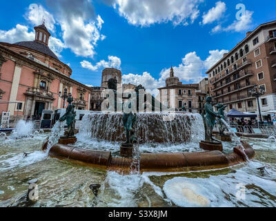 Fontaine de Turia sur la Plaza de la Virgen dans le centre de la vieille ville de Valence en Espagne Banque D'Images