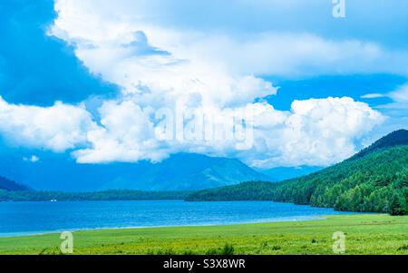 Belle vue sur le paysage du lac de Rara à Mugu, Népal Banque D'Images