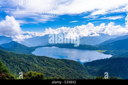 Belle vue sur le paysage du lac de Rara à Mugu, Népal Banque D'Images