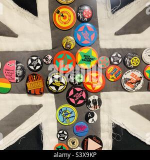 Antiracisme les badges des groupes de campagne anti-nazis des années 1970 ont été épinglés à une collection d'œuvres d'art monochrome drapeau de l'Union : la Grande-Bretagne Banque D'Images