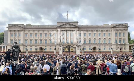 La foule s'est rassemblée devant le palais de Buckingham le lendemain de la mort de la reine Elizabeth II. Banque D'Images