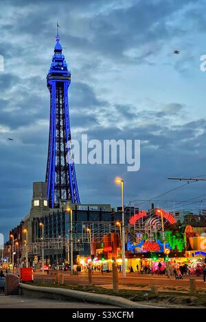 La tour de Blackpool s'illumine le soir. Banque D'Images