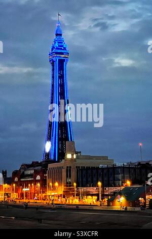 La tour Blackpool s'illumine la nuit. Banque D'Images