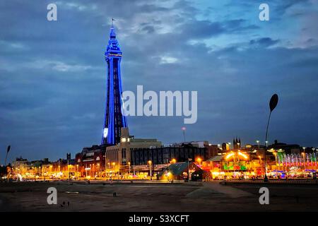 La promenade et la tour de Blackpool sont illuminées la nuit. Banque D'Images