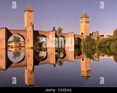 Pont Valentre en face de Lot River , Cahors, France Banque D'Images