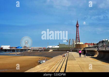 Promenade de Blackpool, Central Pier et Blackpool Tower. Banque D'Images